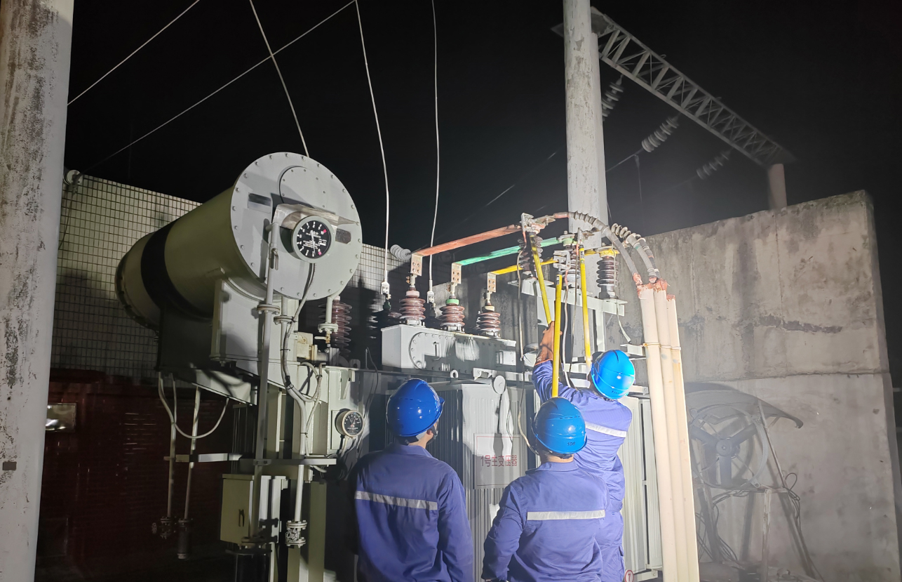 凌晨4点开工 2小时抢回3000户清凉——四川能投发展建设深夜抢修保供电
