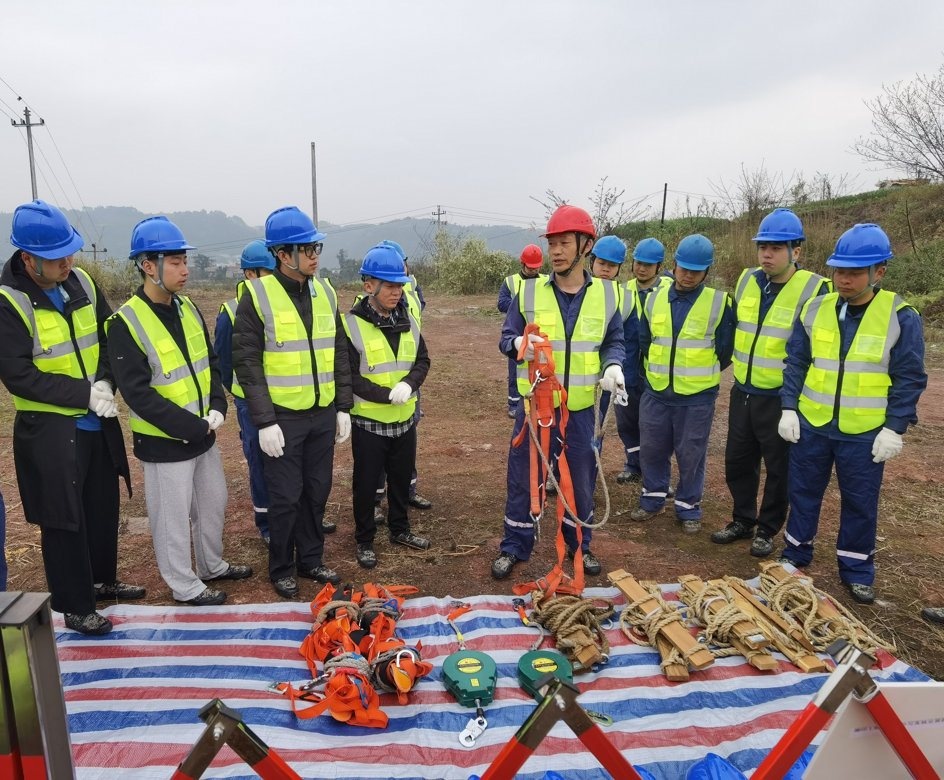四川能投发展建设开展劳务派遣人员登杆实操专项培训