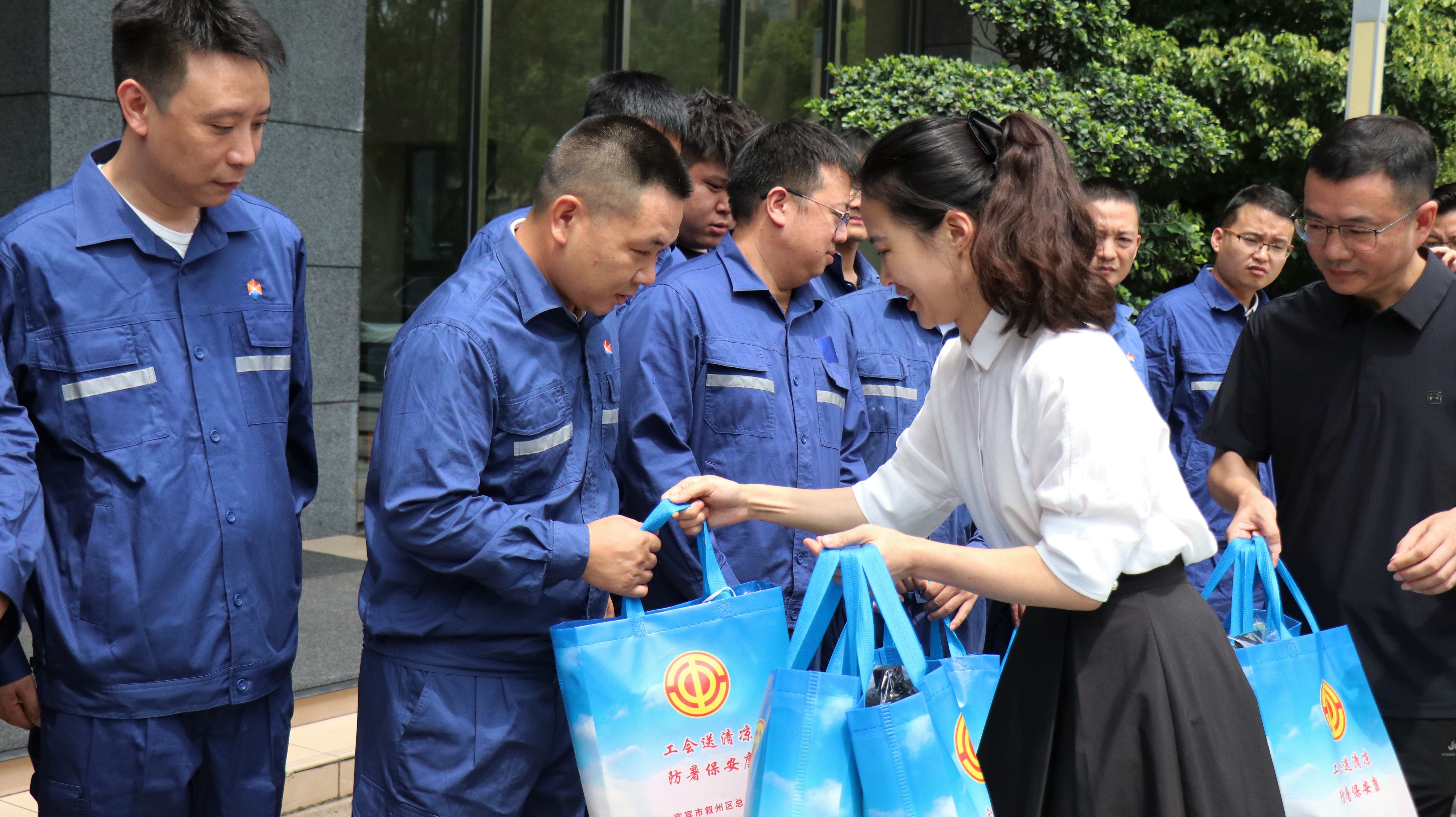 叙州区政府党组成员、副区长彭曦露率队到宜宾综合信息化调度中心“夏送清凉”慰问